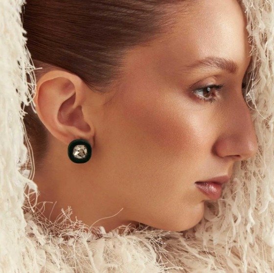 Brinco Pequeno em Veludo Verde e Cristal Semijoia Banhado a Ouro 18K Ania Store Dourado 2