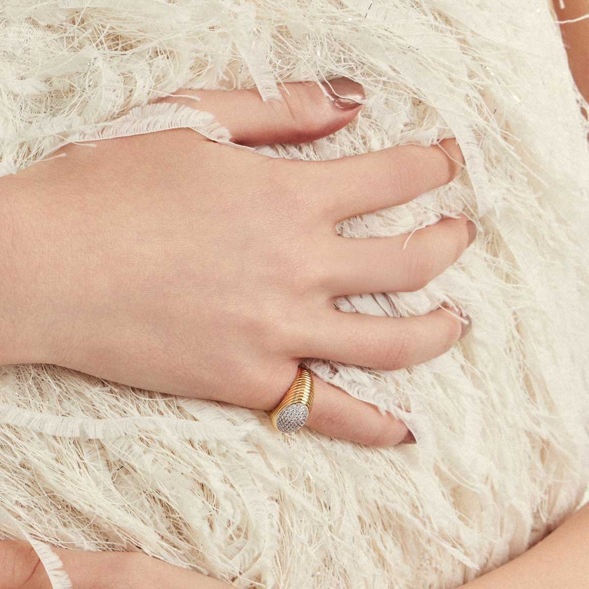 Anel Mindinho Texturizado Cravejado com Micro Zircônias Semijoia Banhado a Ouro 18K Ania Store Dourado 2