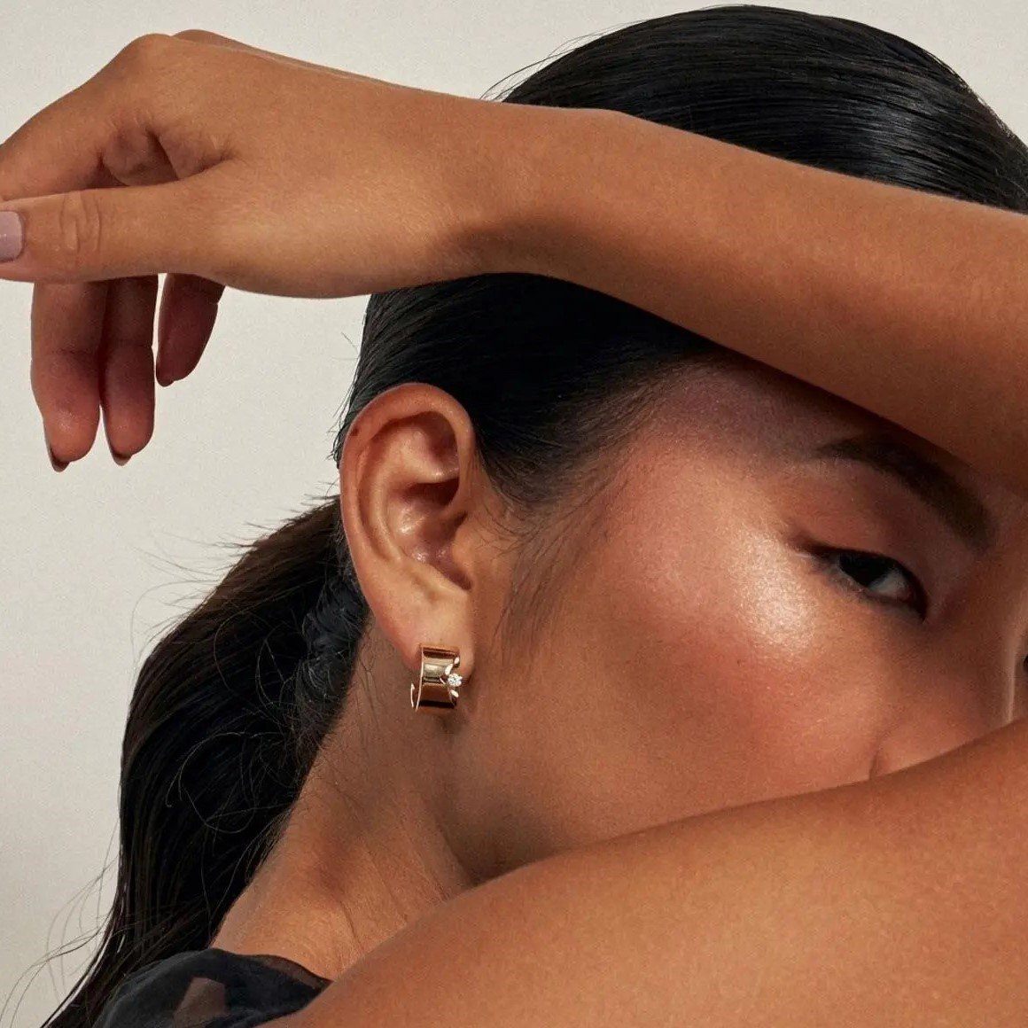 Brinco Argola Lisa P com Detalhes em Cristal Semijoia Banhada a Ouro 18K Ania Store Dourado 2