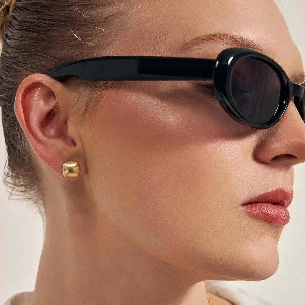 Brinco Quadrado Acetinado com Detalhes Semijoia Banhada a Ouro 18K Ania Store Dourado 2