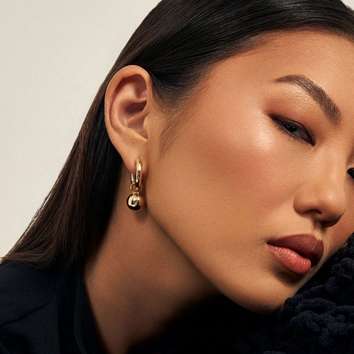 Brinco Argola P com Pingente de Bolinha Semijoia Banhada a Ouro 18K Ania Store Dourado 2