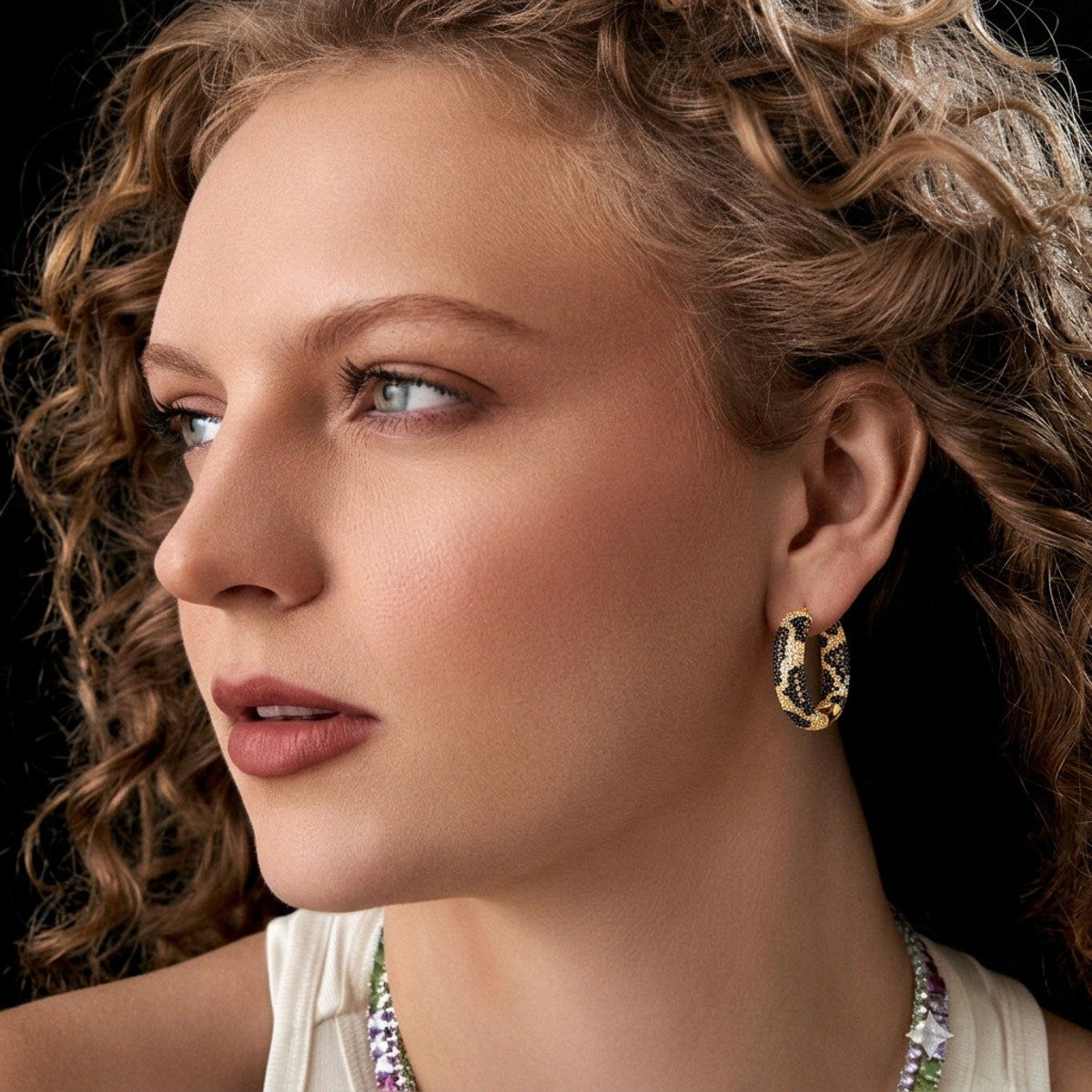 Brinco Argola Snake com Mini Zircônias Brancas e Negras Semijoia Banhada a Ouro 18K Ania Store Dourado 2