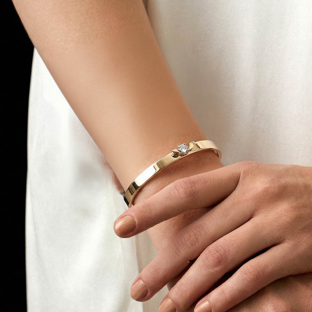 Bracelete Liso Vazado com Detalhe em Cristal Semijoia Banhada a Ouro 18K Ania Store Dourado 2