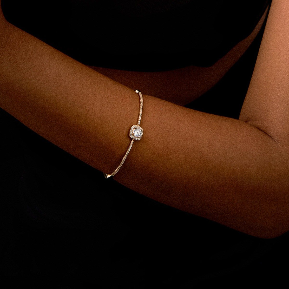 Bracelete com Pingente Quadrado Princesa com Cristal e Mini Zircônias Semijoia Banhada a Ouro 18K Ania Store Dourado 2