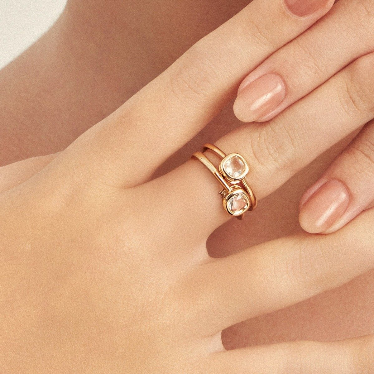 Anel Gold Mini Cristal Branco Lapidado Quadrado Semijoia Banhada a Ouro 18K Ania Store Dourado 2