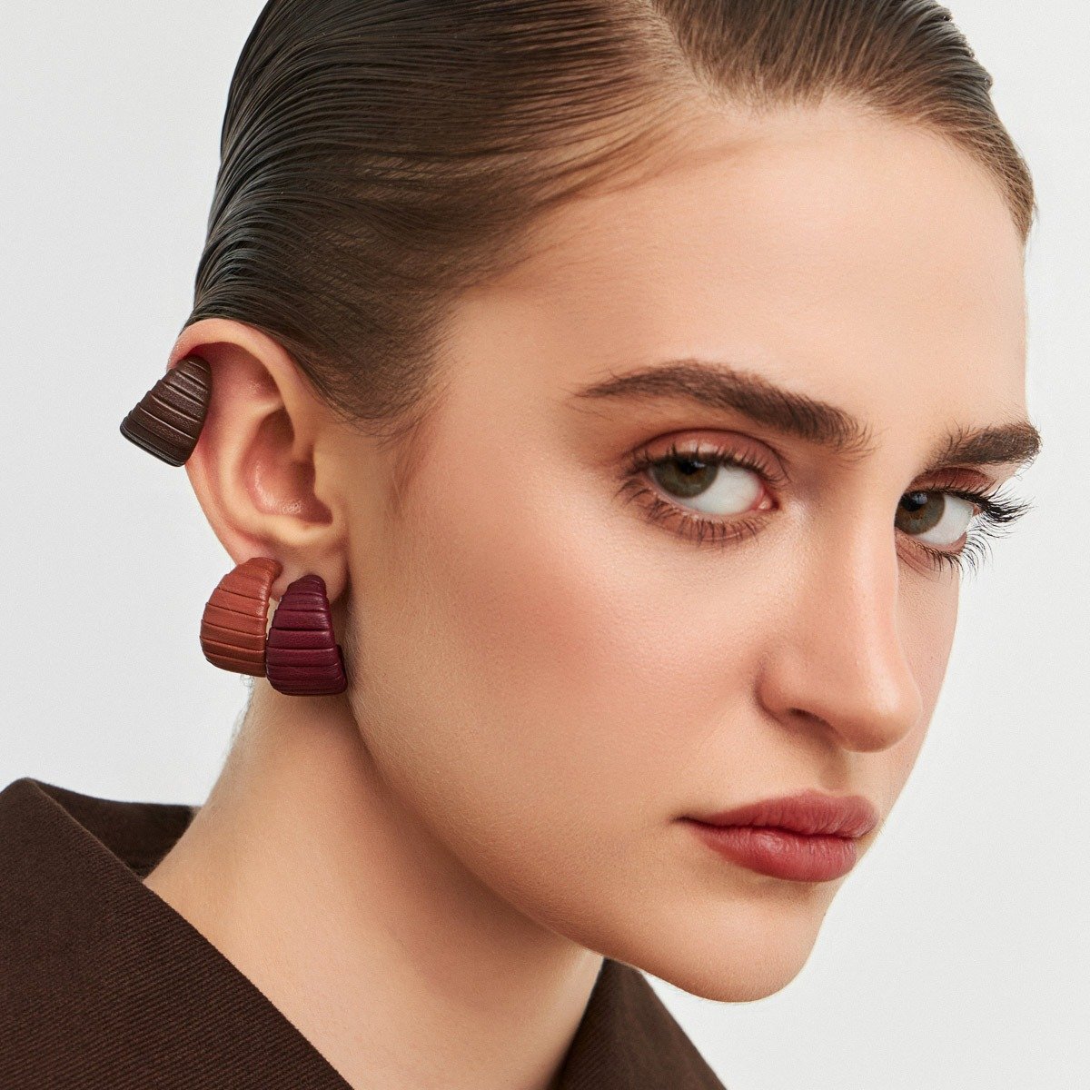 Brinco Argola Marrom em Courino Franzido e Banhado a Ouro 18k Semijoia Ania Store Marrom 2
