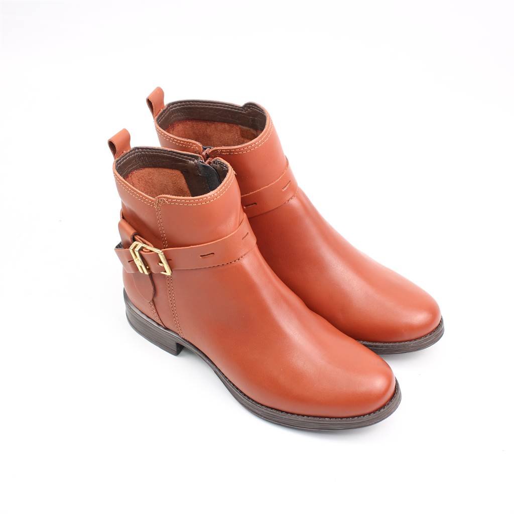 Bota Cano Baixo Detalhe Couro Marrom 2