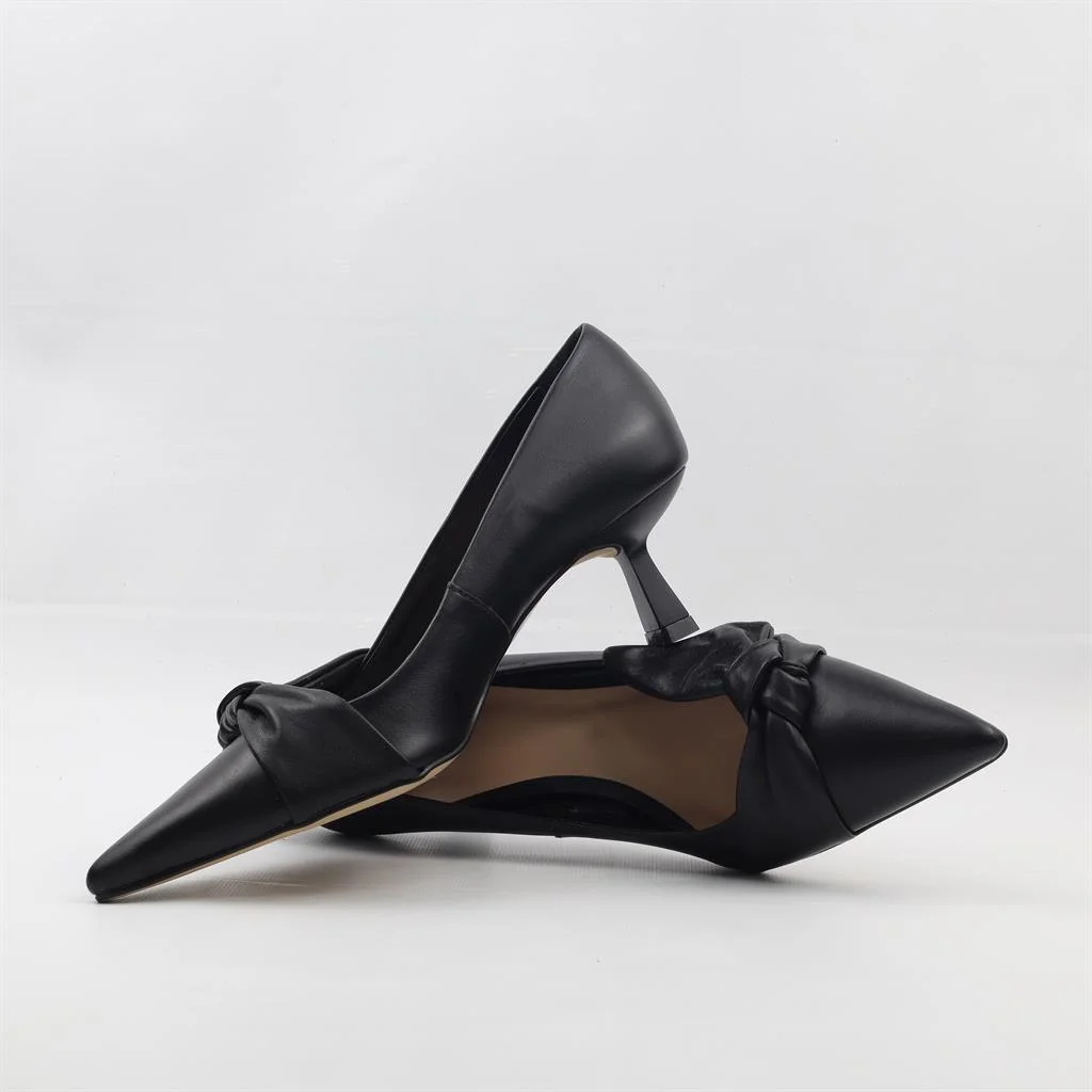 Scarpin Salto Fino Detalhe Preto 4