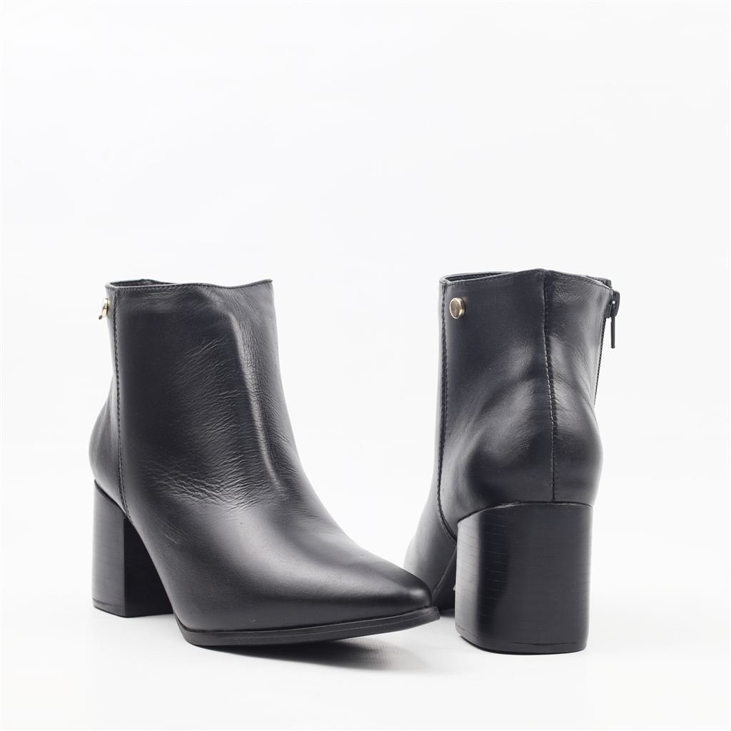 Bota Cano Baixo Detalhe Metal Couro Preto 4