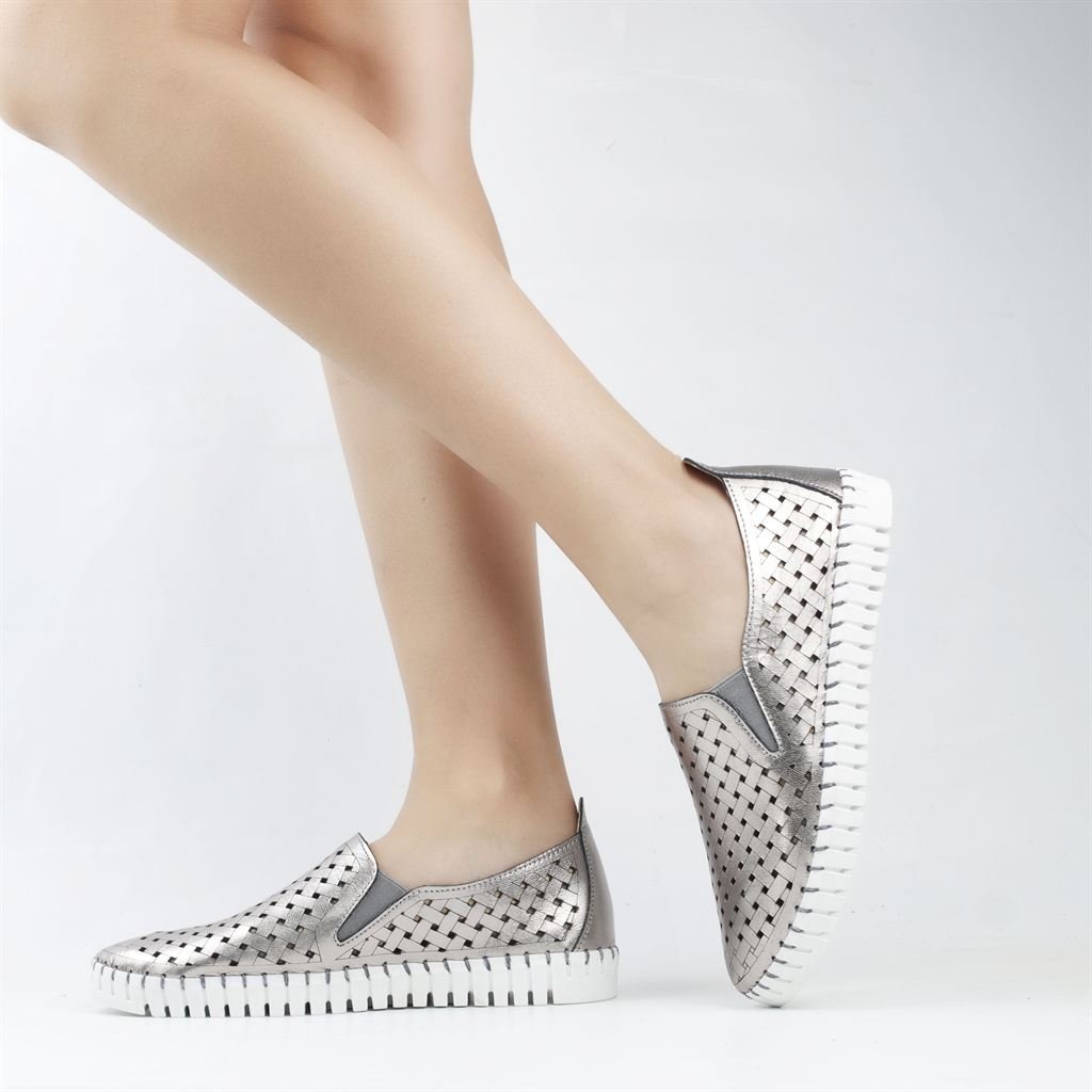 Tênis Slip On Furadinho Couro