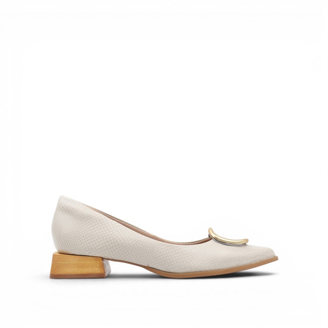 Scarpin Couro Enfeite Metal