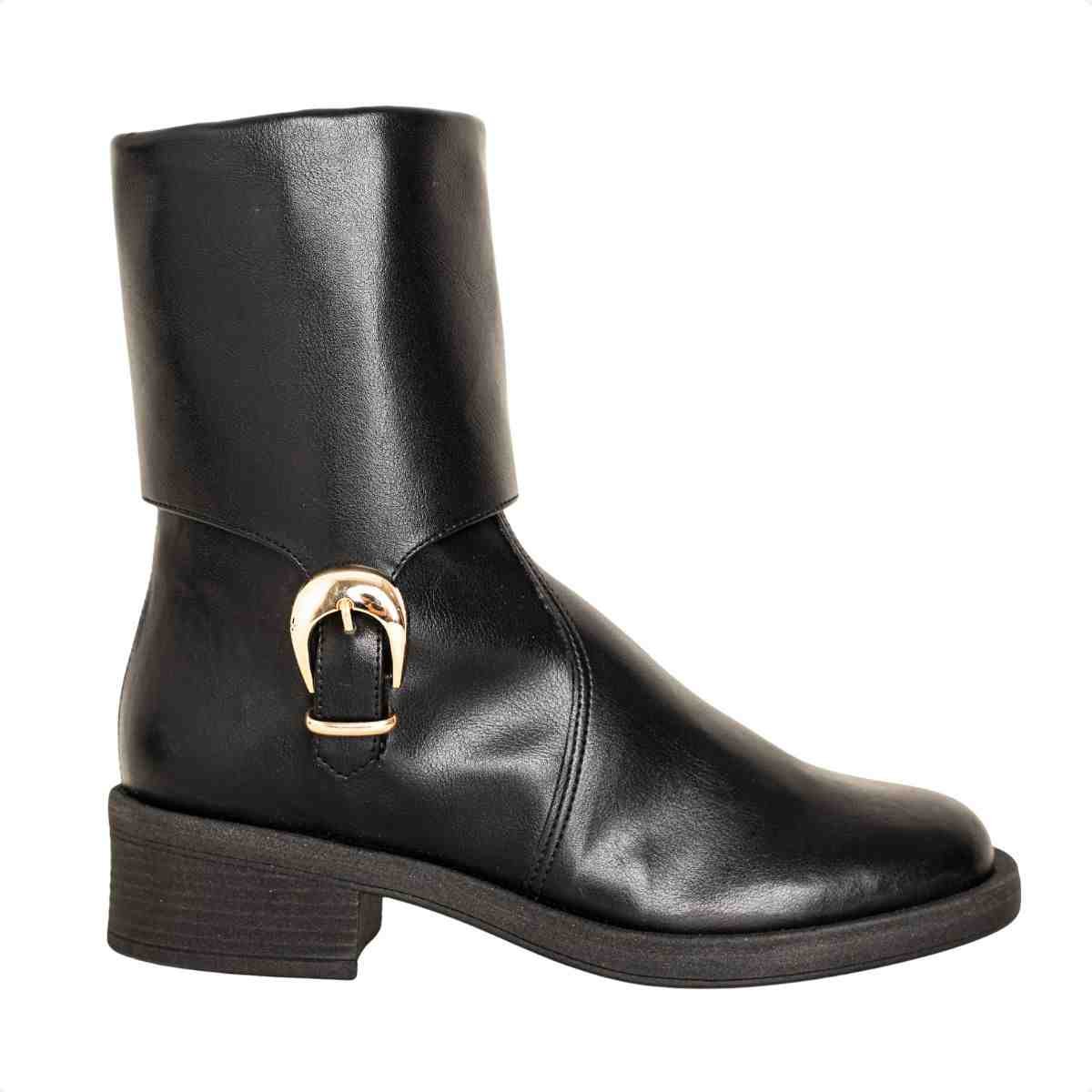 Bota Feminina Dm Em Napa Com Salto Baixo E Fivela Decorativa Preta