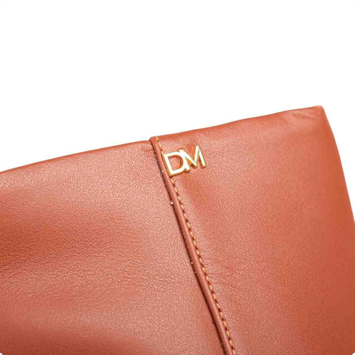 Bota Feminina Dm Cano Médio Em Couro Veneto Cognac Com Salto Fino Marrom 7