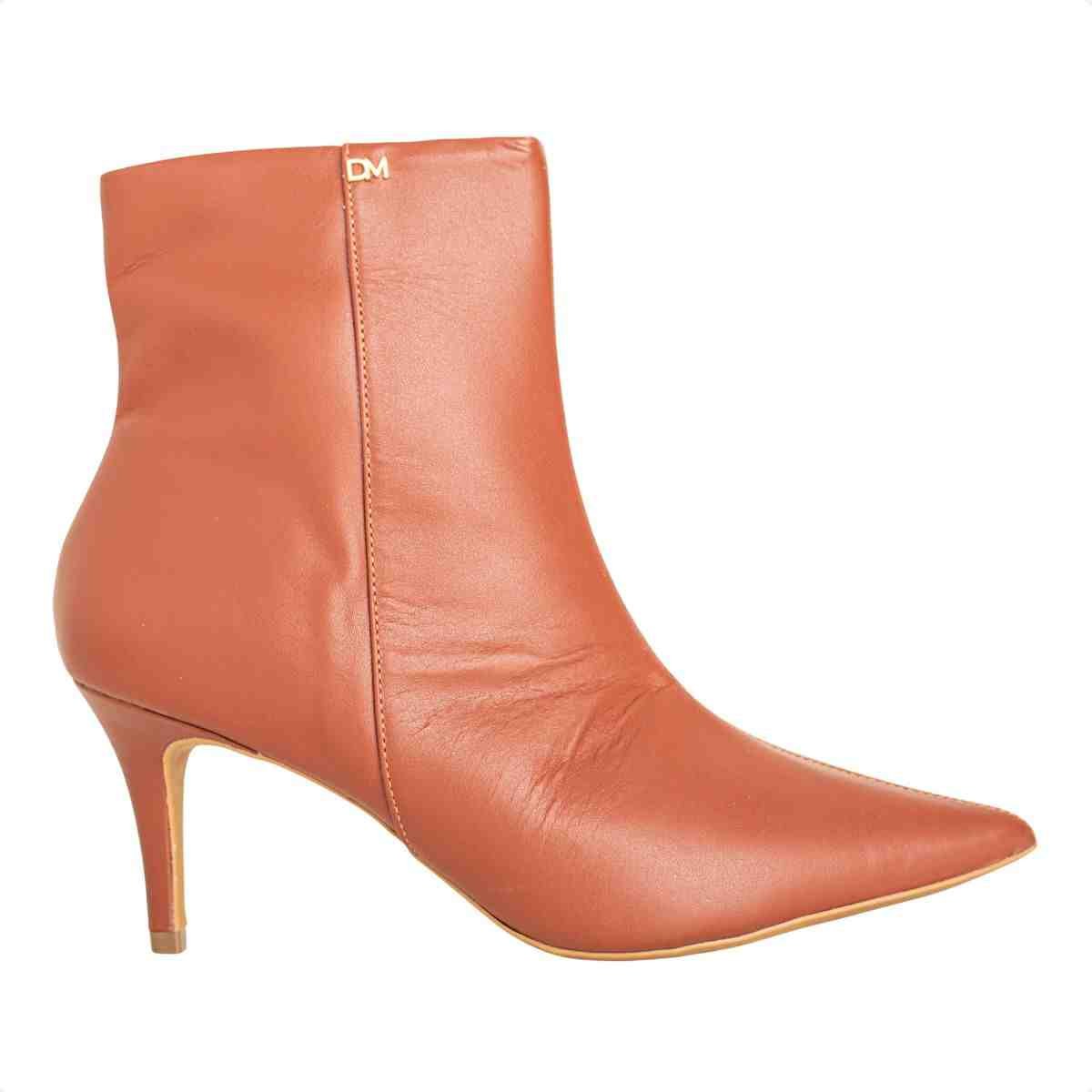 Bota Feminina Dm Cano Médio Em Couro Veneto Cognac Com Salto Fino