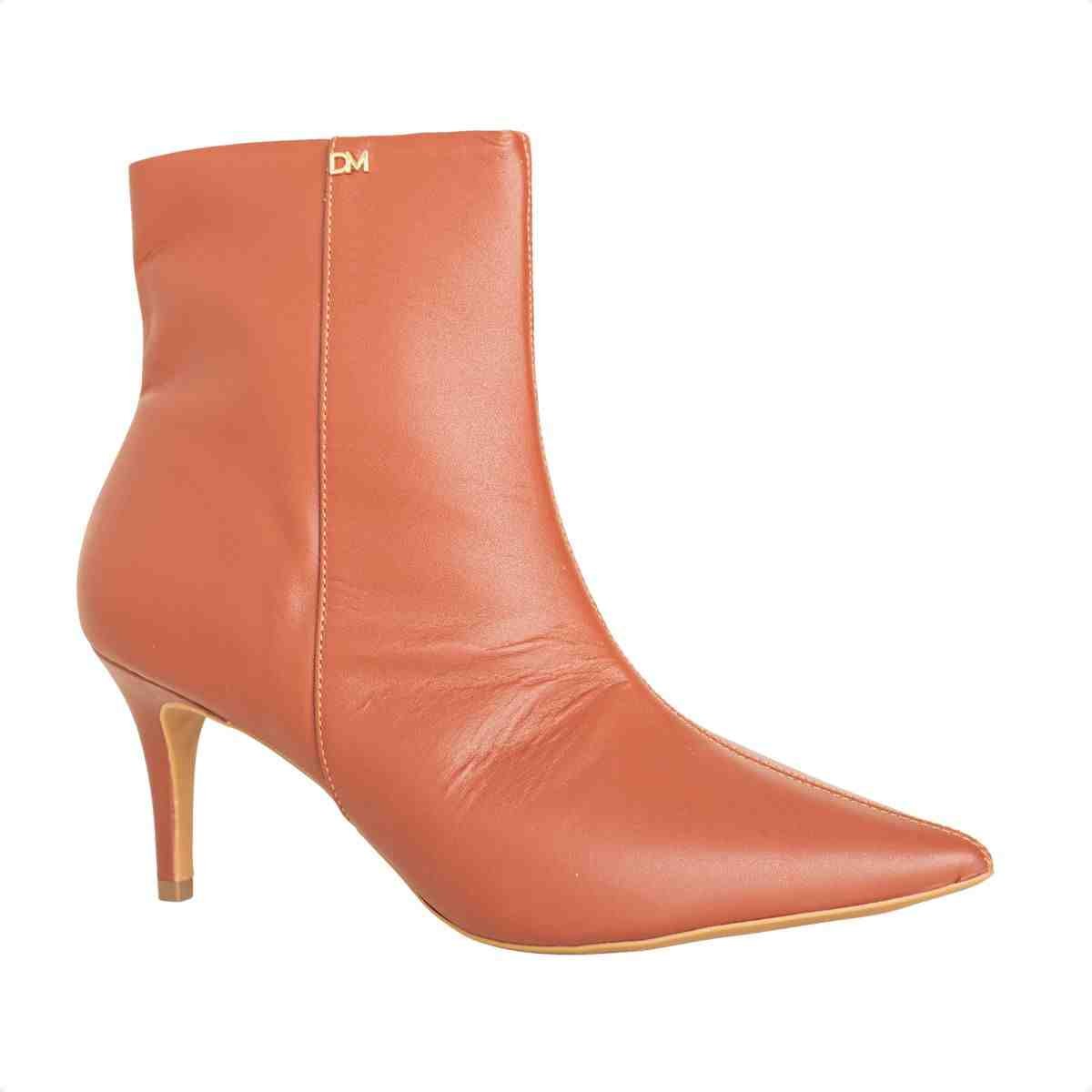 Bota Feminina Dm Cano Médio Em Couro Veneto Cognac Com Salto Fino Marrom 2