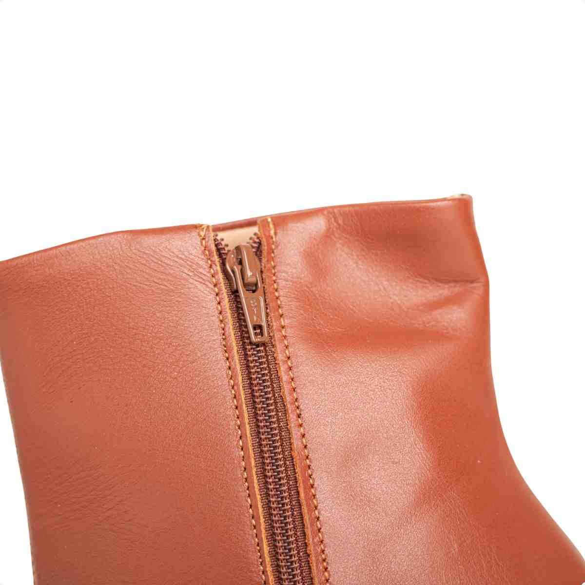 Bota Feminina Dm Cano Médio Em Couro Veneto Cognac Com Salto Fino Marrom 3
