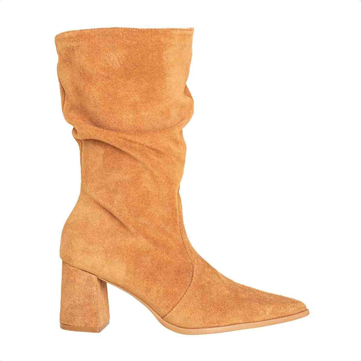 Bota Feminina Dm Cano Alto Camurça Com Salto Bloco E Bico Fino Wellour Caramelo