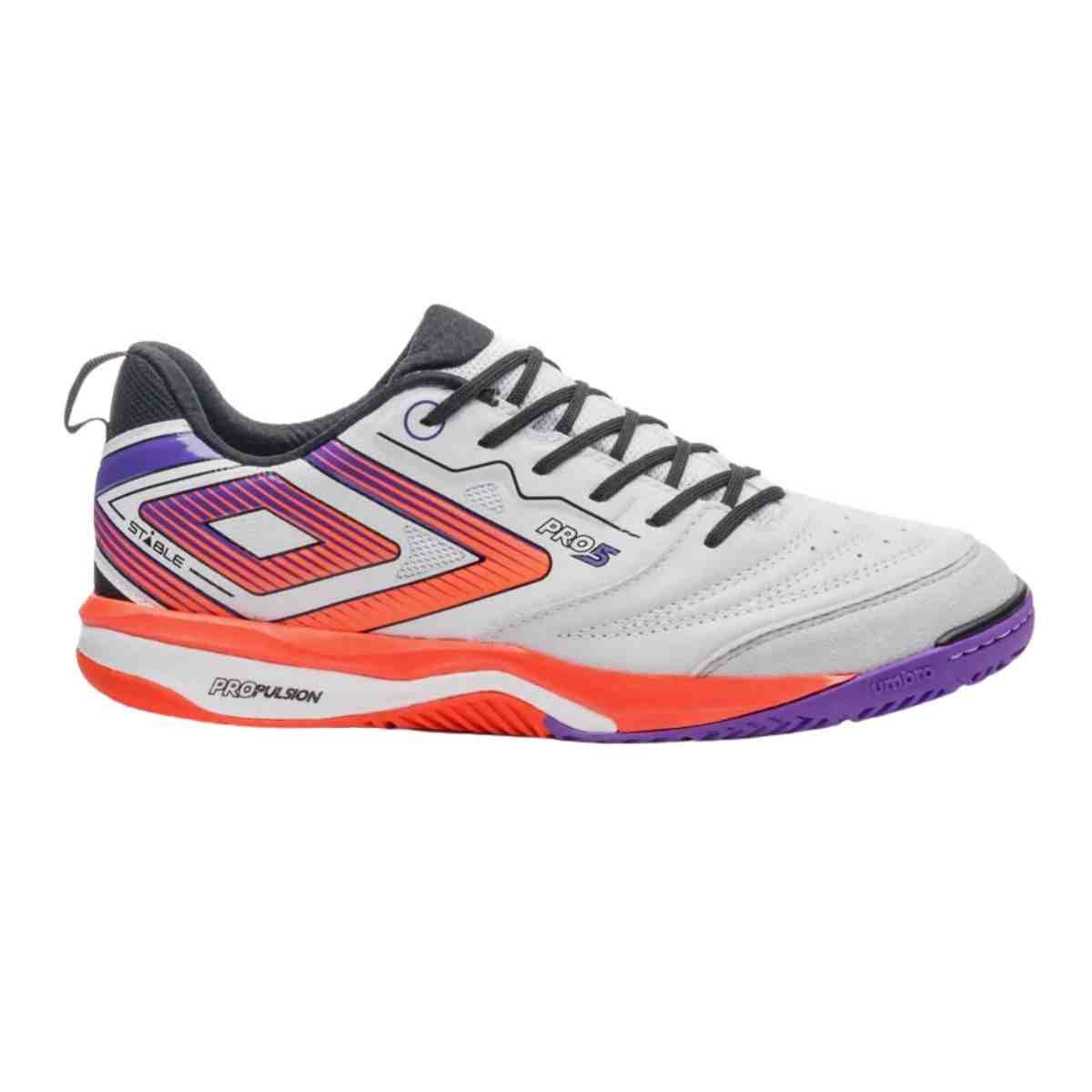 Chuteira Indoor Masculina Umbro Pro 5 Stable Branca E Coral
