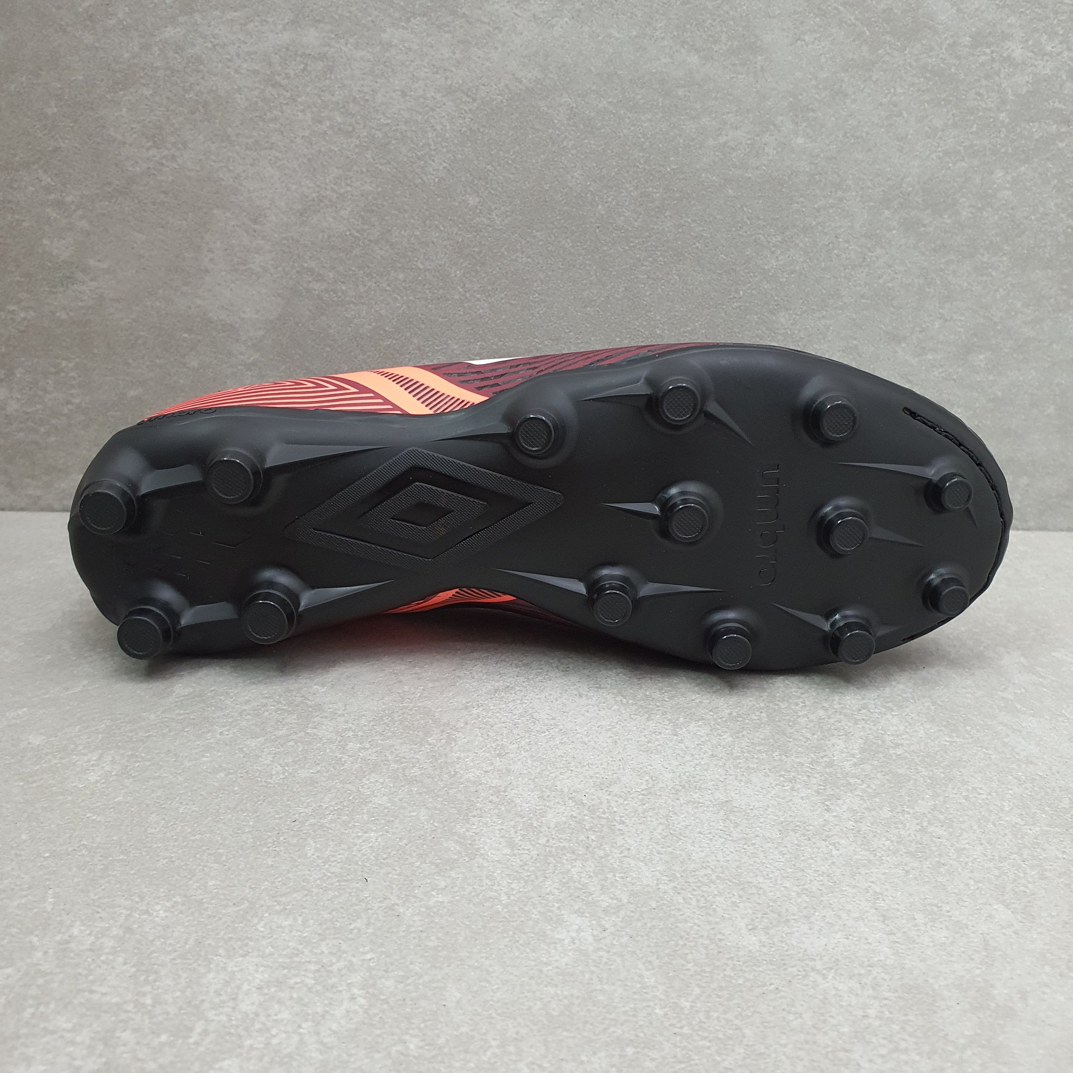 Chuteira Umbro de Campo Illusion Preto 4