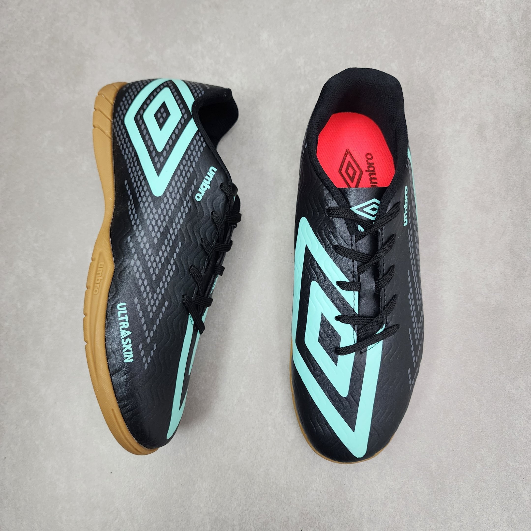 Chuteira Umbro Indoor Ultraskin Preto 2