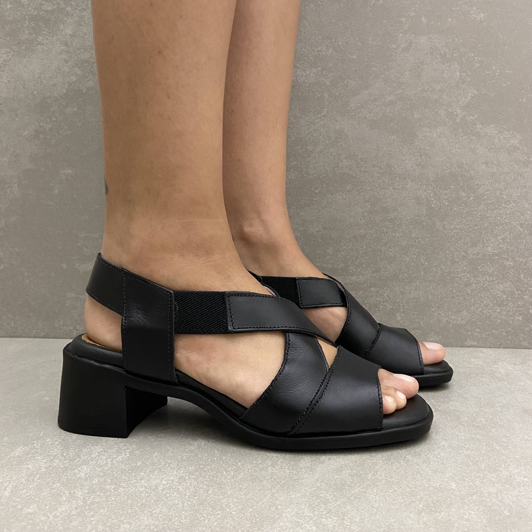 Sandália Soraya Elástico Em Couro