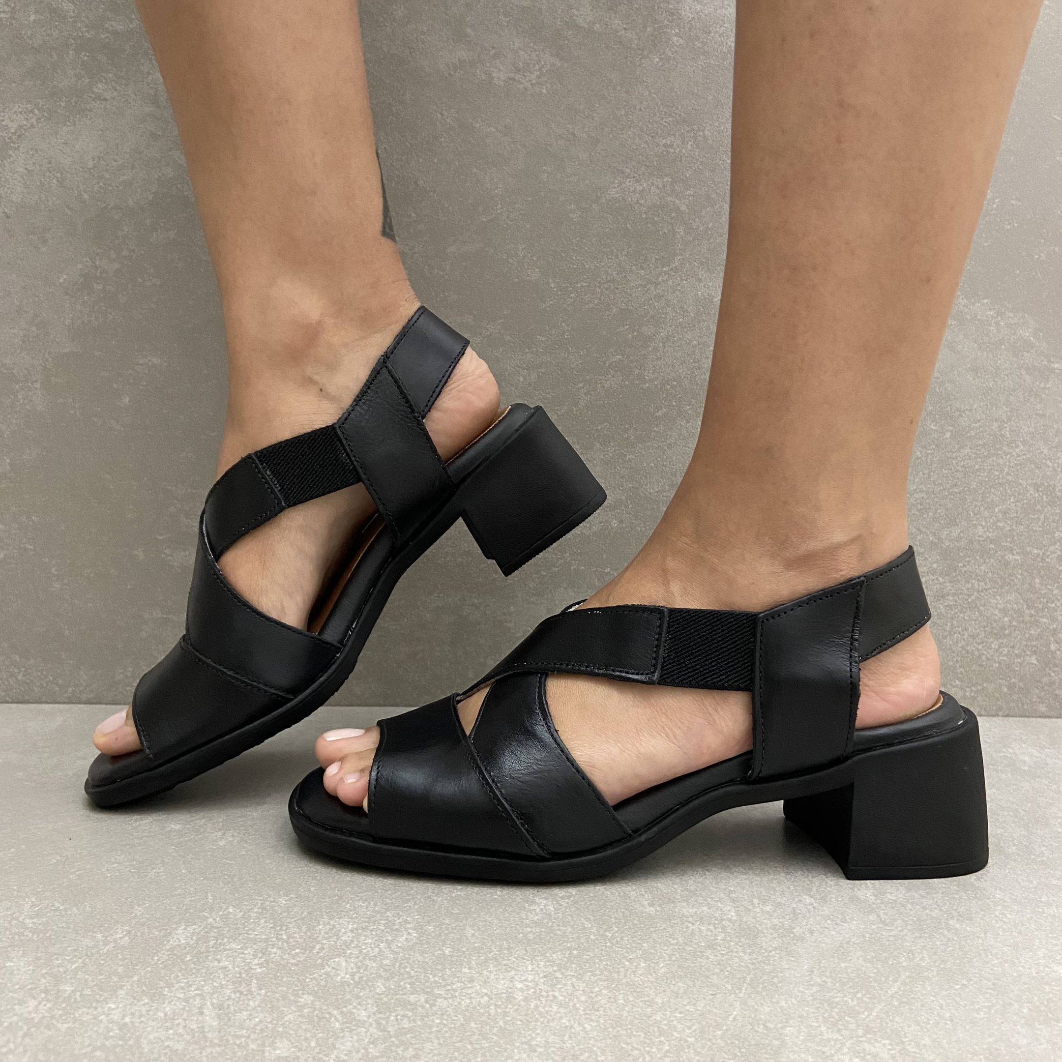 Sandália Soraya Elástico Em Couro Preto 2