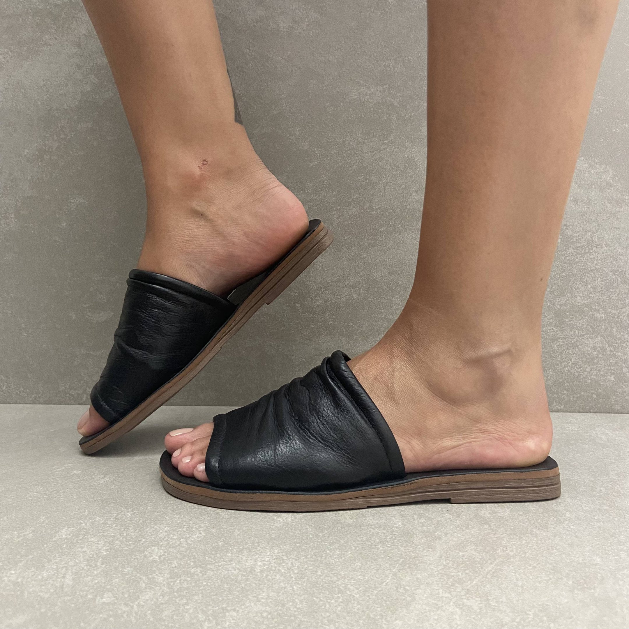 Rasteira Zimbauê de Gáspea em couro Preto 2