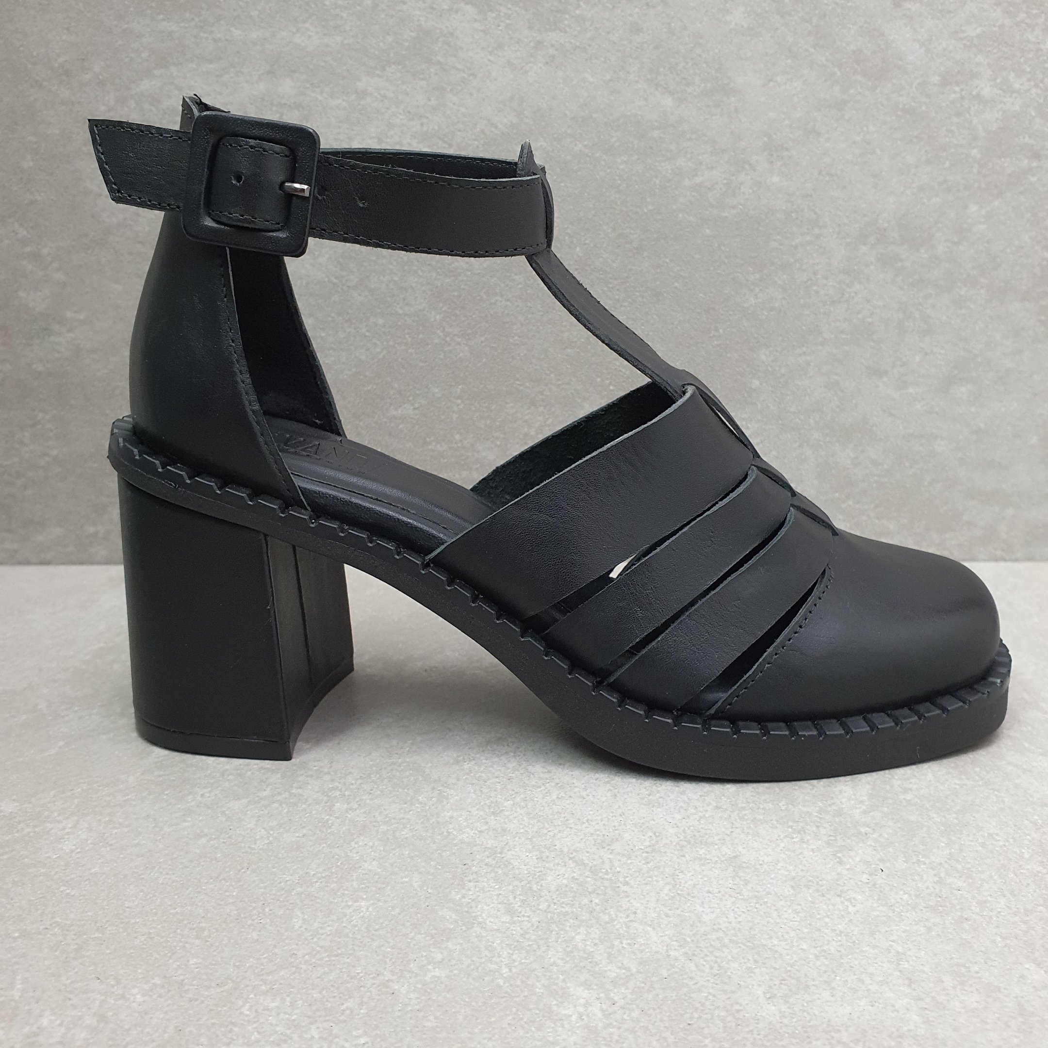 Sandália Zimbauê Em Couro Salto Bloco