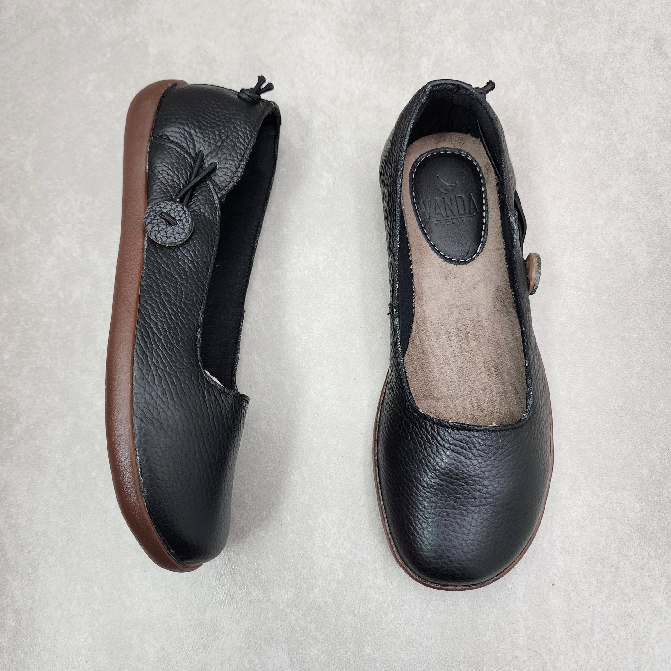 Sapatilha Zimbauê Em Couro Com Botão Preto 2