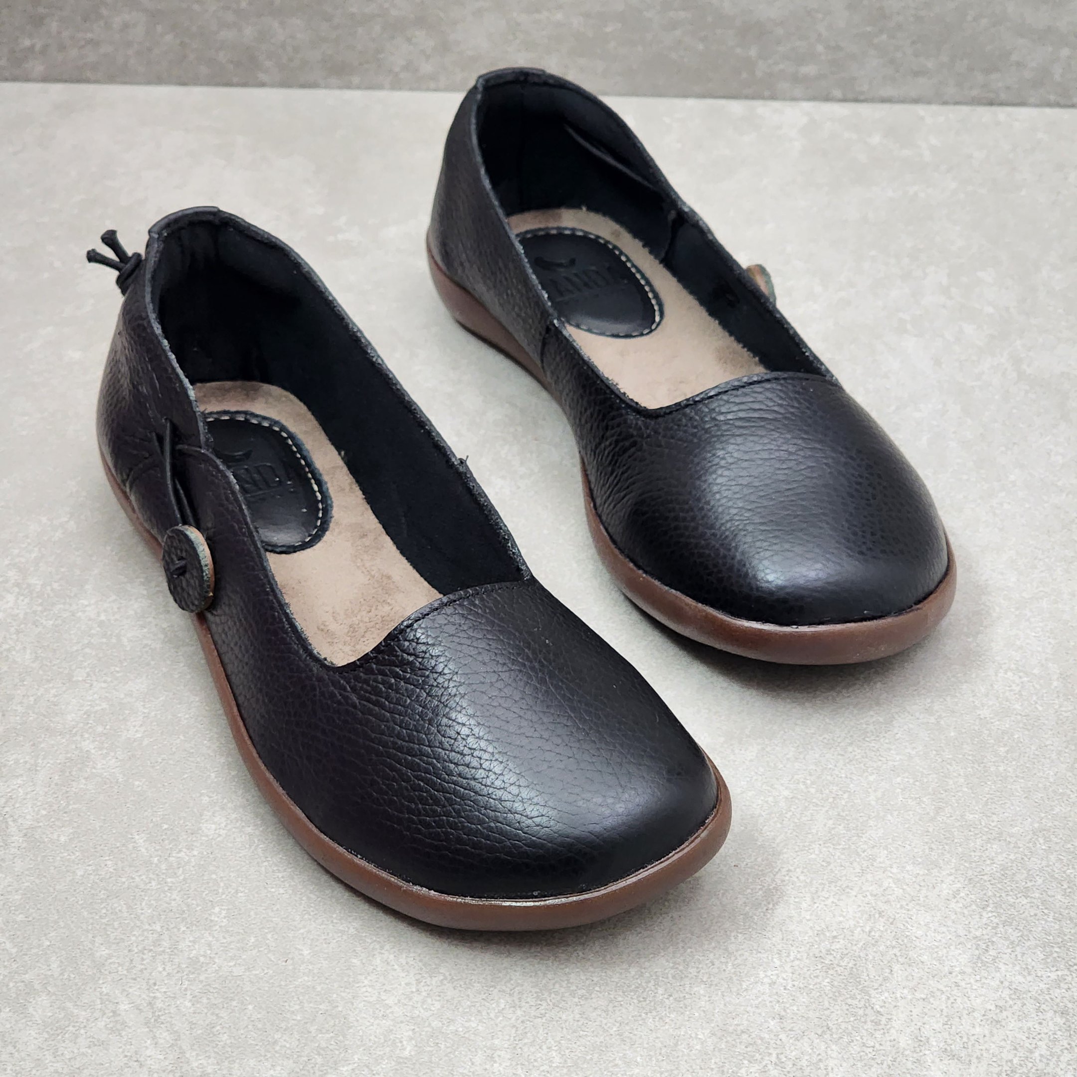 Sapatilha Zimbauê Em Couro Com Botão Preto 3