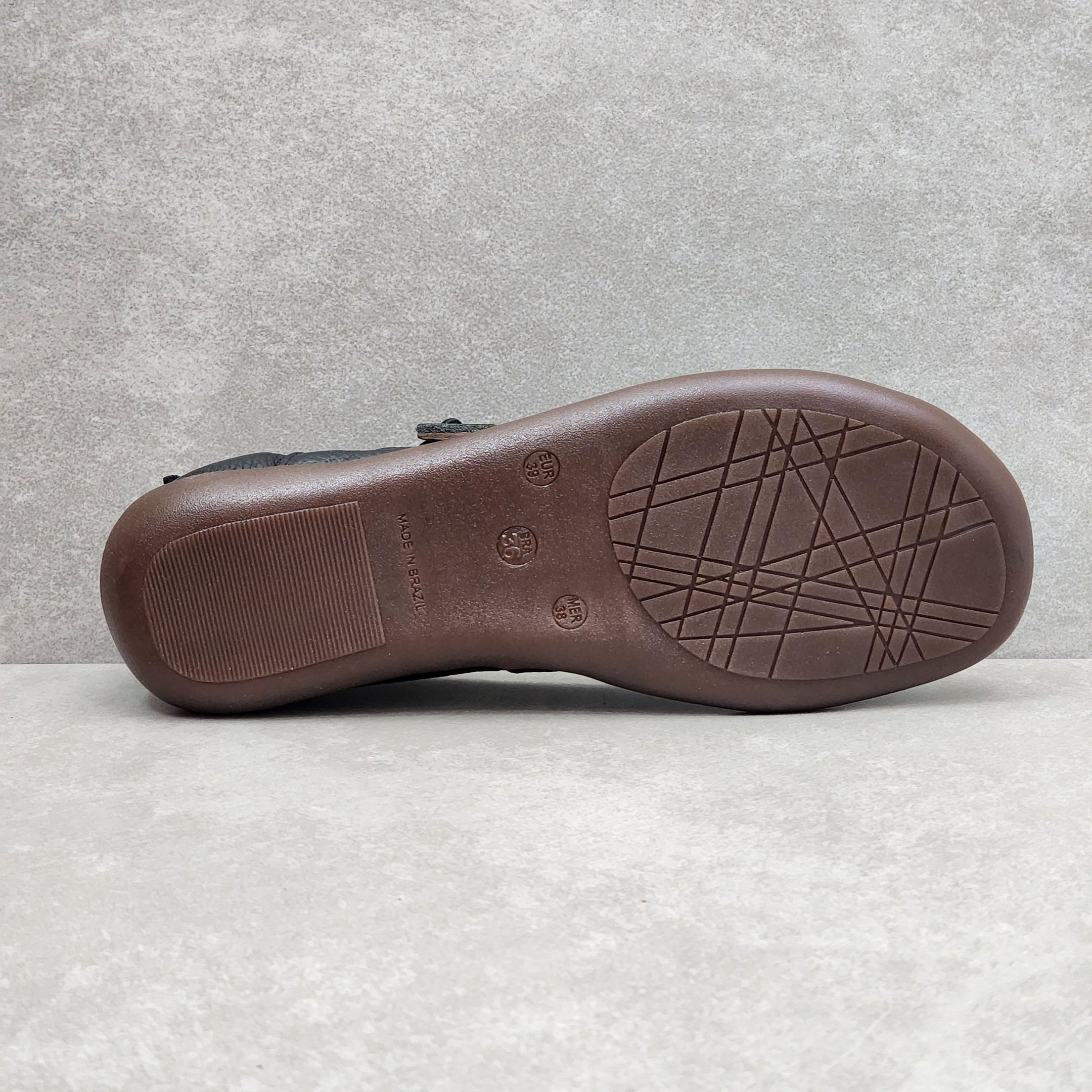 Sapatilha Zimbauê Em Couro Com Botão Preto 4