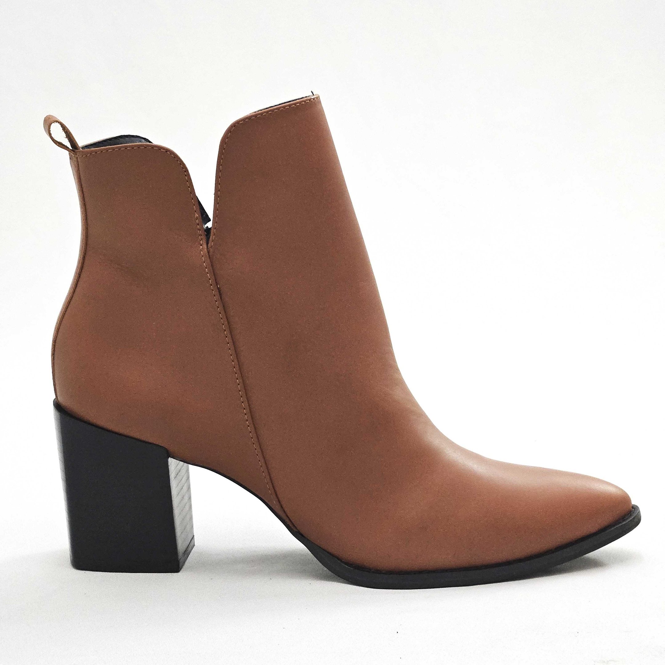 Bota Feminina Lia Line Em Couro Bico Fino Salto Bloco