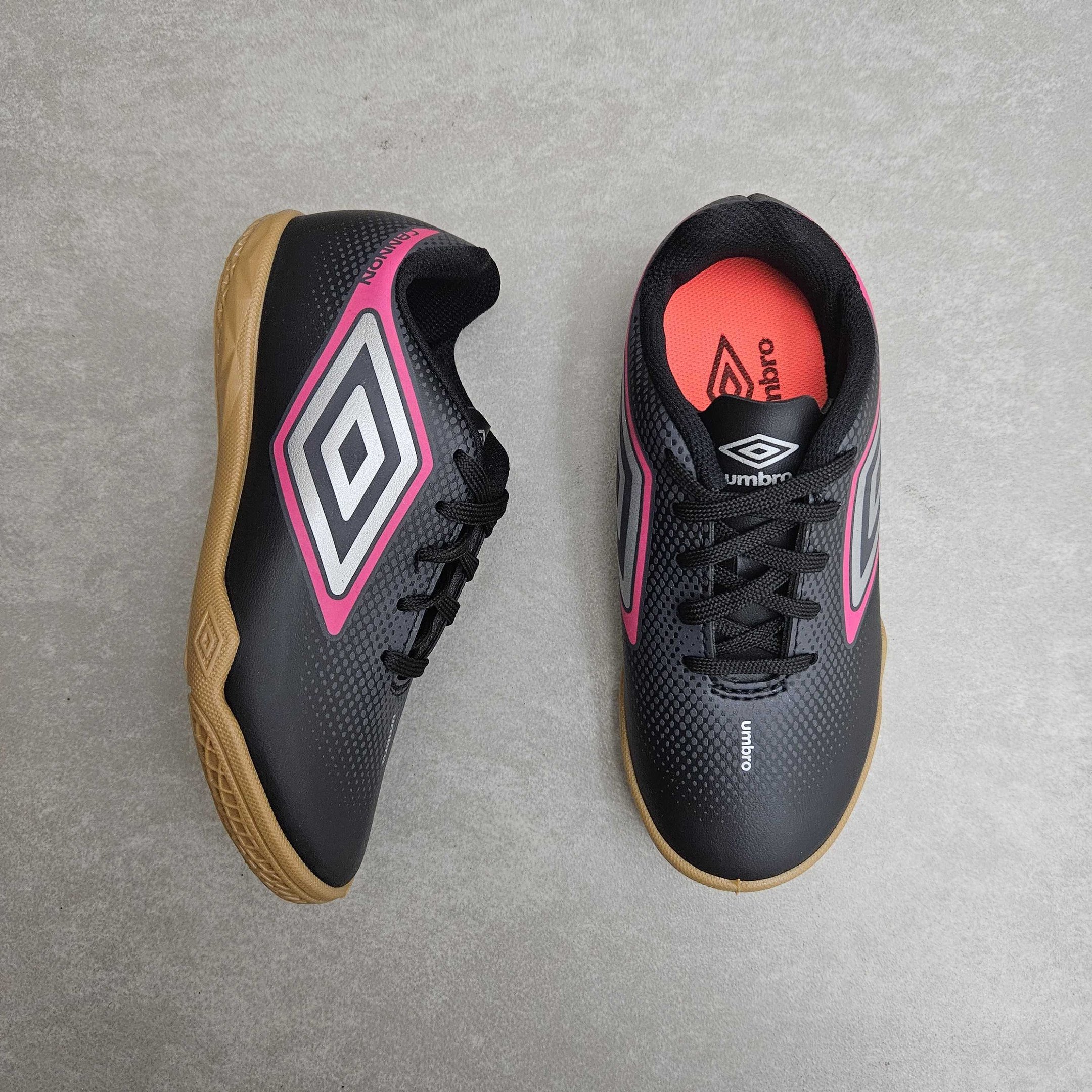 Chuteira Umbro Indoor Cannon Futsal Infantil Preto/Rosa 2