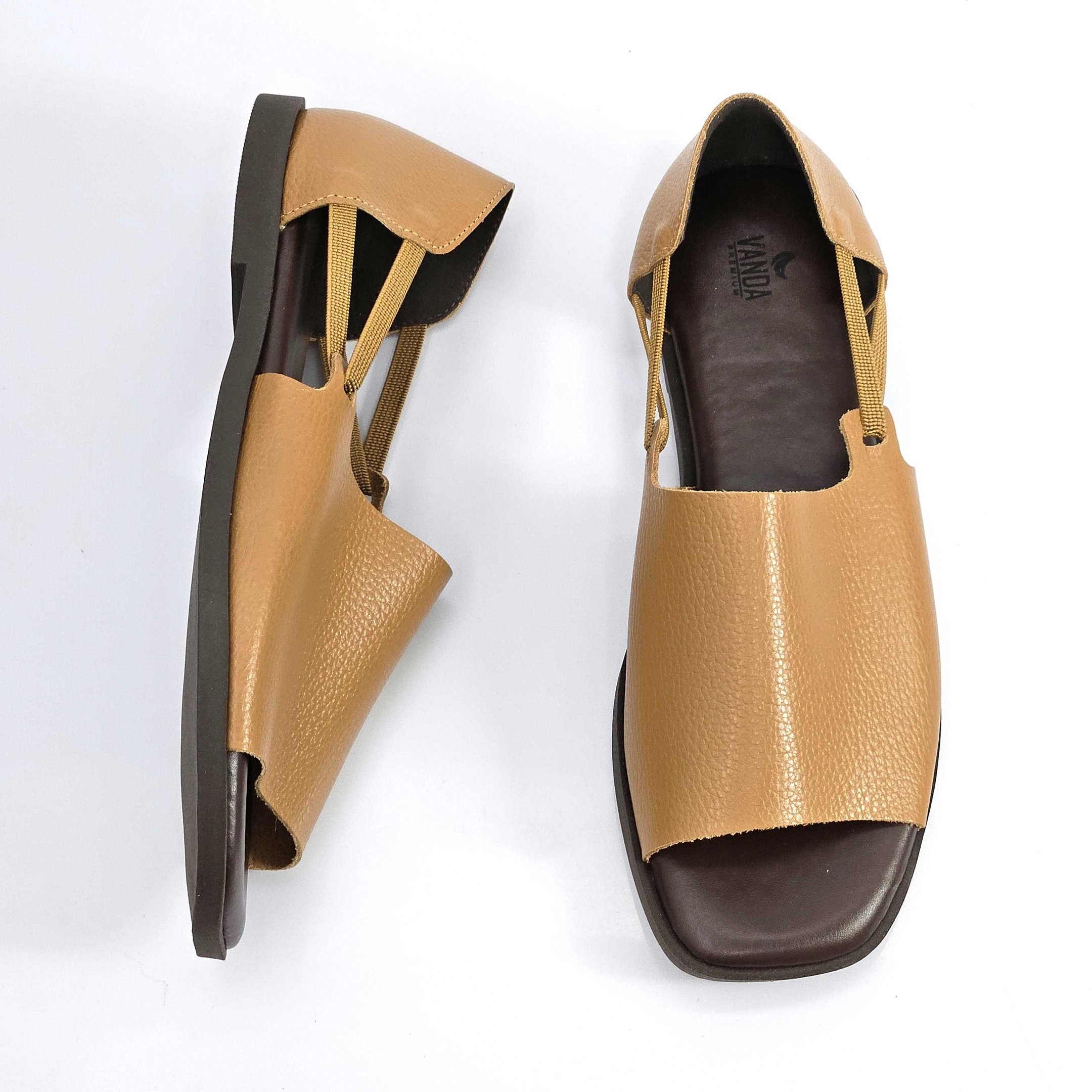 Sandália Vanda Premium Fechada Em Couro Com Elástico Mostarda 2