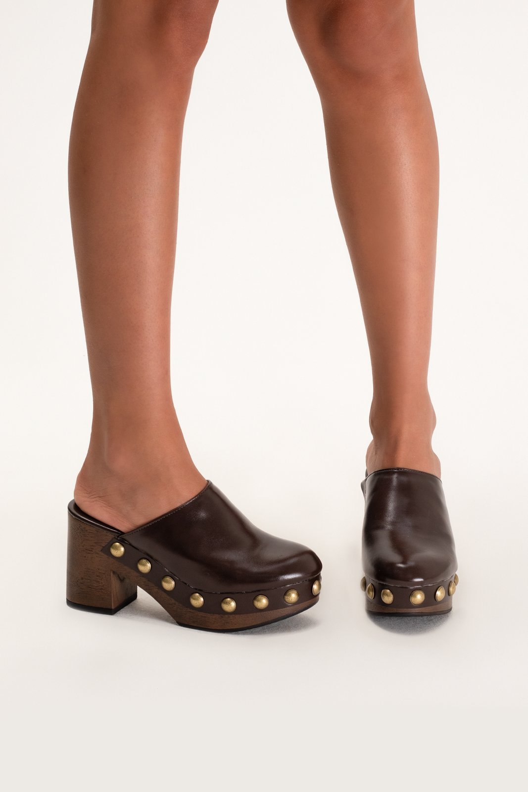 Clog Salto Bloco Alto 9cm Pregos Metálicos Bico Arredondado Versátil Funcional Destroyed Maya Preto Marrom 5