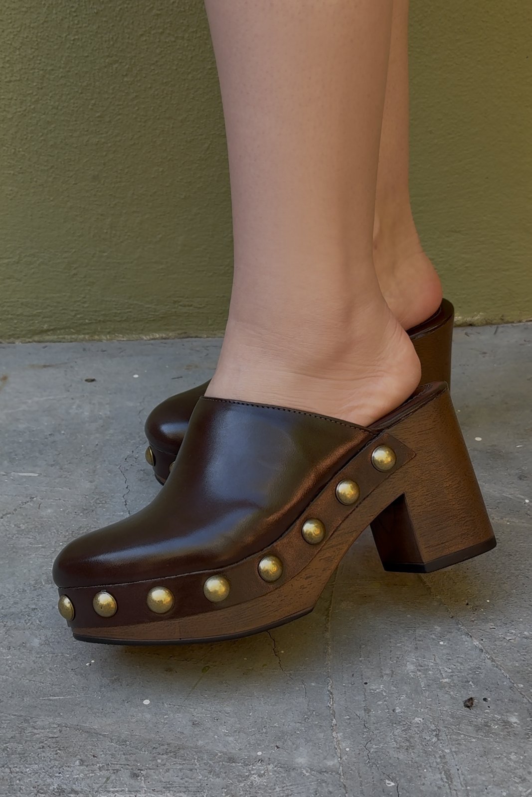 Clog Salto Bloco Alto 9cm Pregos Metálicos Bico Arredondado Versátil Funcional Destroyed Maya Preto Marrom 6