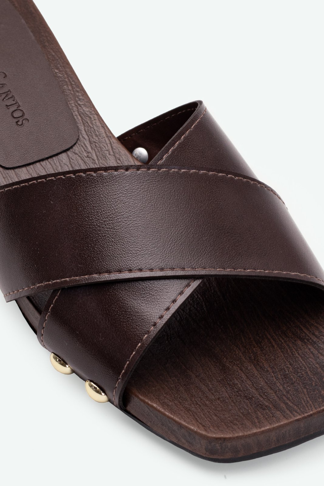 Sandália Tamanco Aberto Salto Baixo Tira Grossa Pregos Metálicos Sola Amadeirada Rústico Elegante Marrom 3