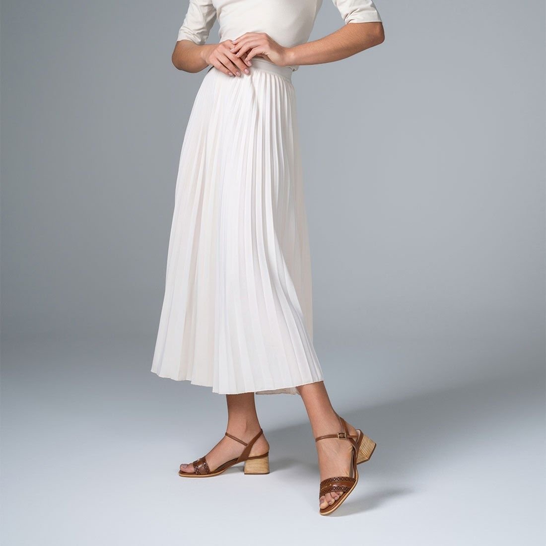 Sandália Luz da Lua Salto Bloco com Tiras Vazadas Marrom 5