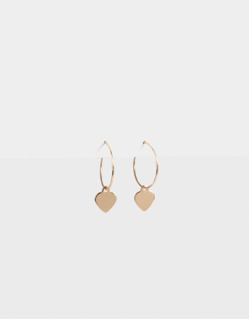 Brinco de Argola Dourado com Pingente de Coração - M