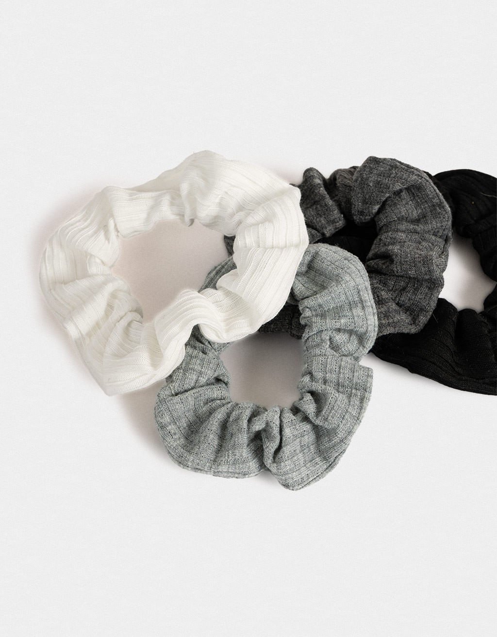 Kit 04 Scrunchies Básicas Essential Preto/Branco/Cinza 3