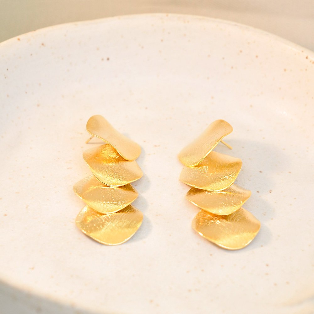 Brinco Semijoia Olivia Quatro Chapas Escovado Dourado Dourado 3