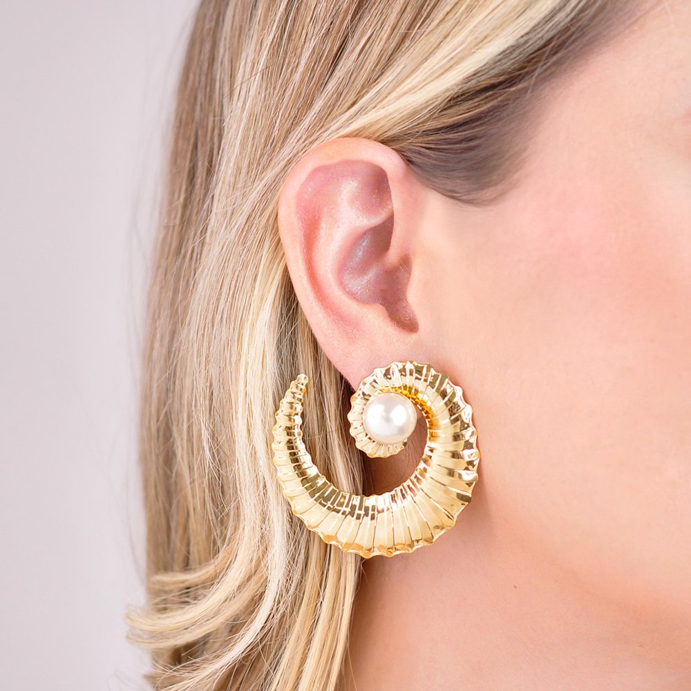 Brinco Semijoia Evelyn Concha Texturizada e Perola Dourado Dourado 2