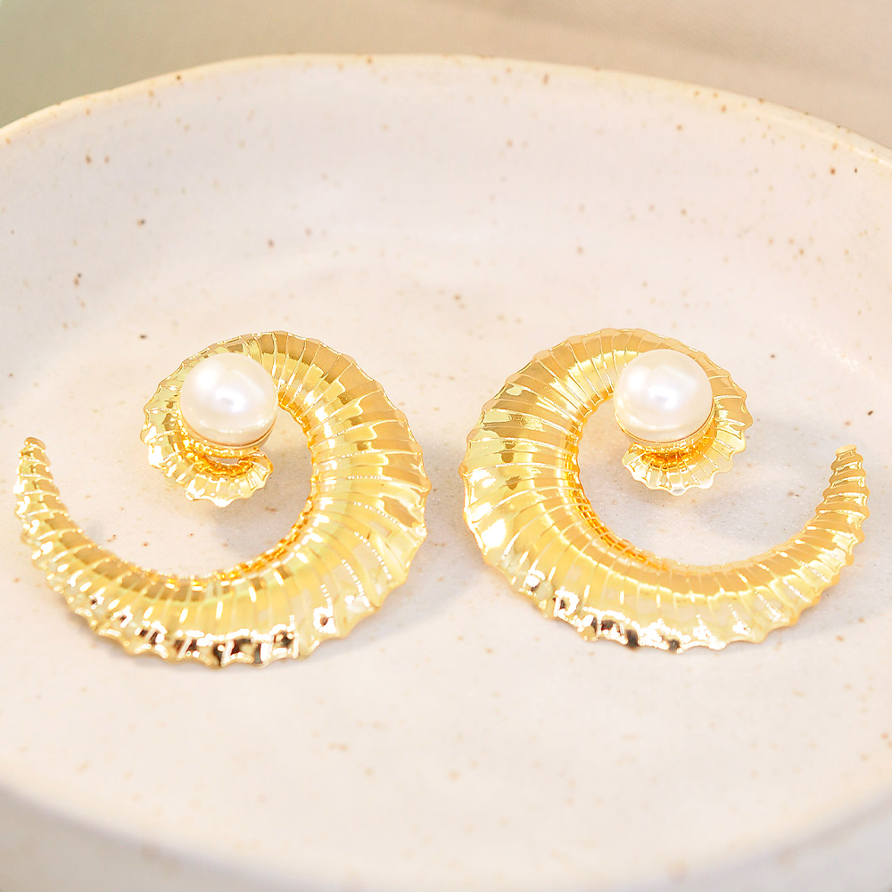 Brinco Semijoia Evelyn Concha Texturizada e Perola Dourado Dourado 3