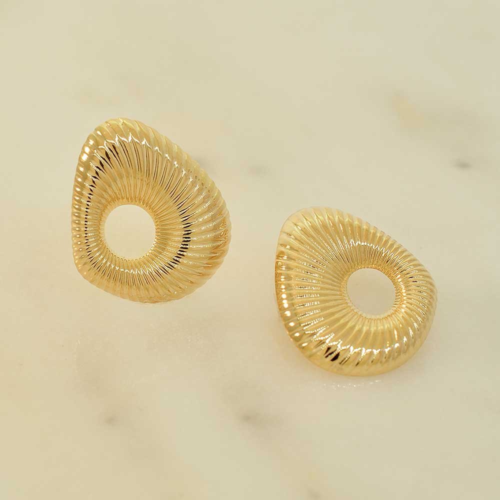 Brinco Gota Vazada Canelada Banho Ouro 18K Feminino Dourado 2