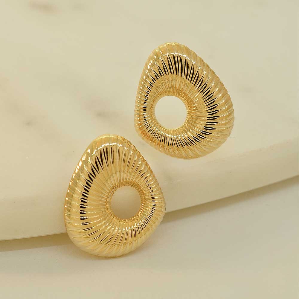 Brinco Gota Vazada Canelada Banho Ouro 18K Feminino Dourado 4