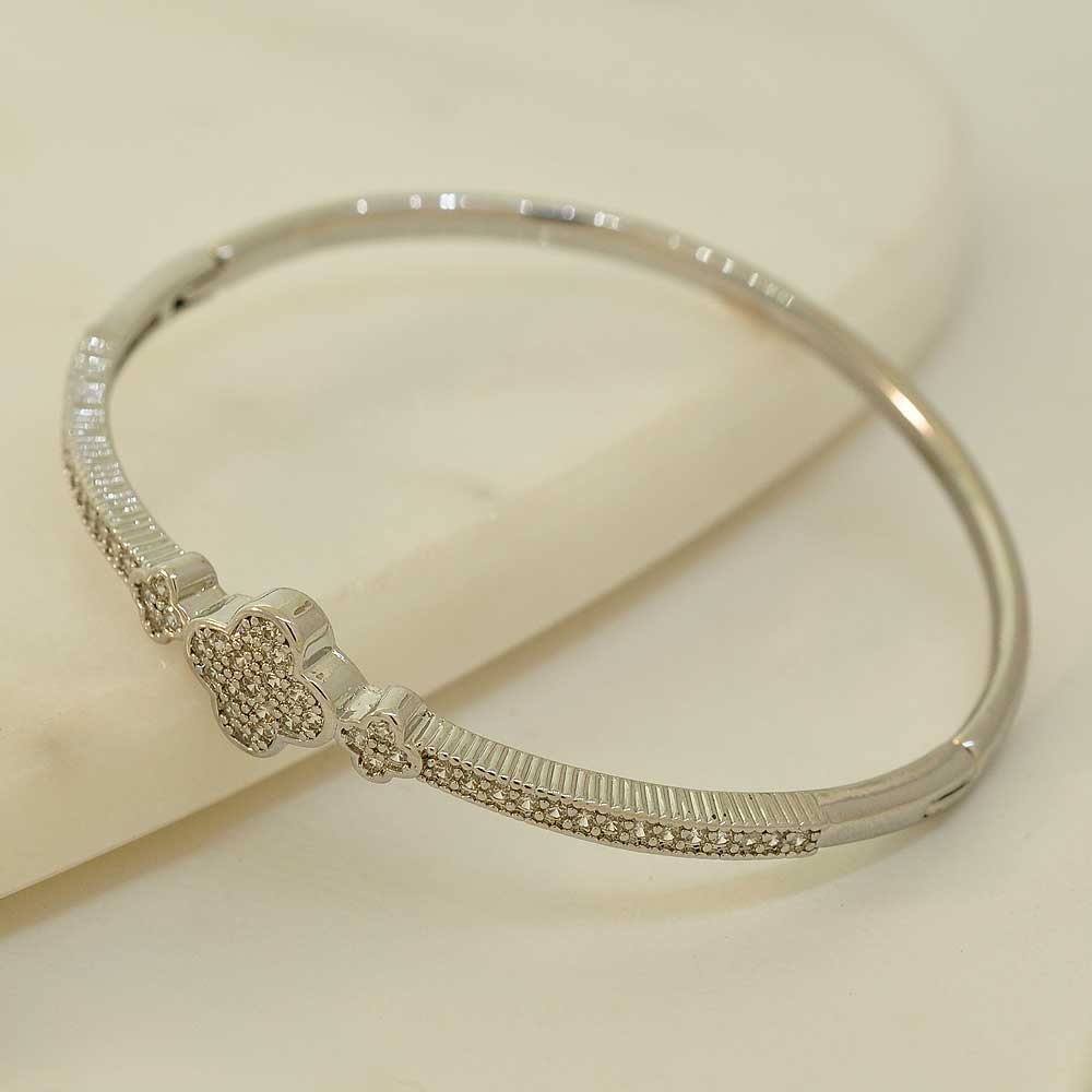 Bracelete Trevo Cravejado Dourado Prateado Feminino