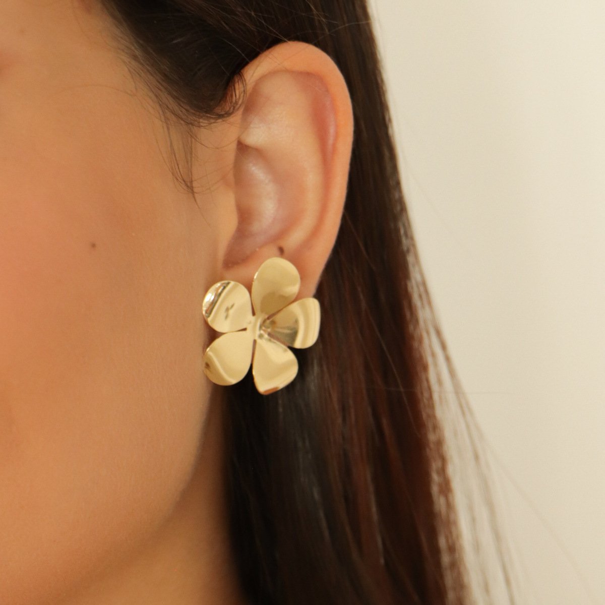 Brinco Folheado a Ouro 18k Orgânico Flor Arredondada Dourado 3