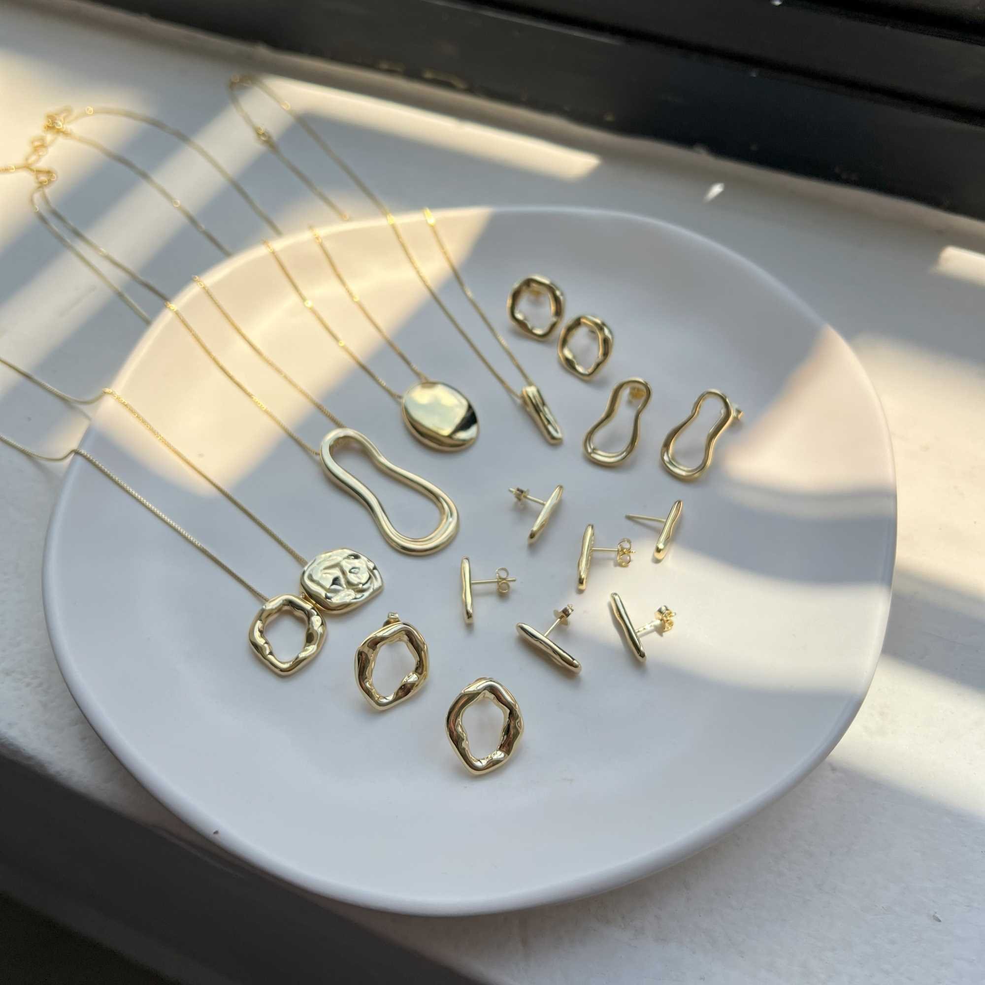 Brinco Folheado a Ouro 18k Orgânico Oval Vazado Fino M Ouro 18k 6