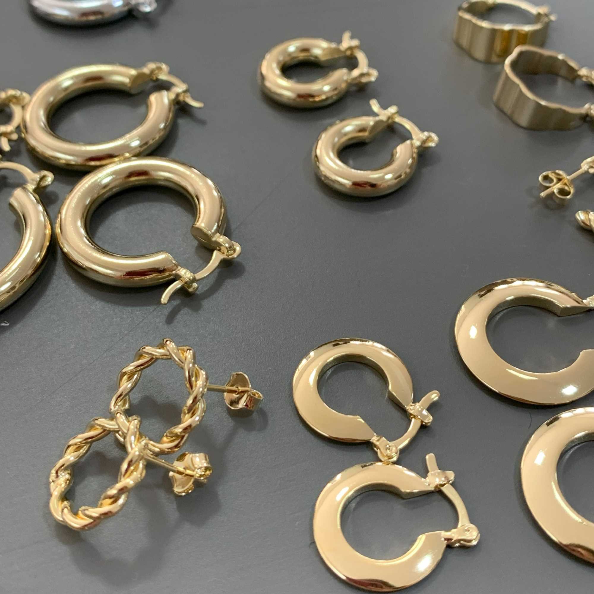 Brinco Folheado a Ouro 18k Círculo Entrelaçado M Ouro 18k 5