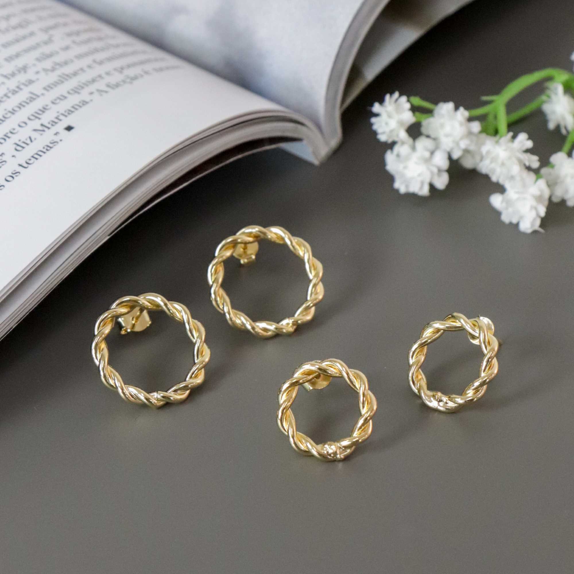 Brinco Folheado a Ouro 18k Círculo Entrelaçado M Ouro 18k 6